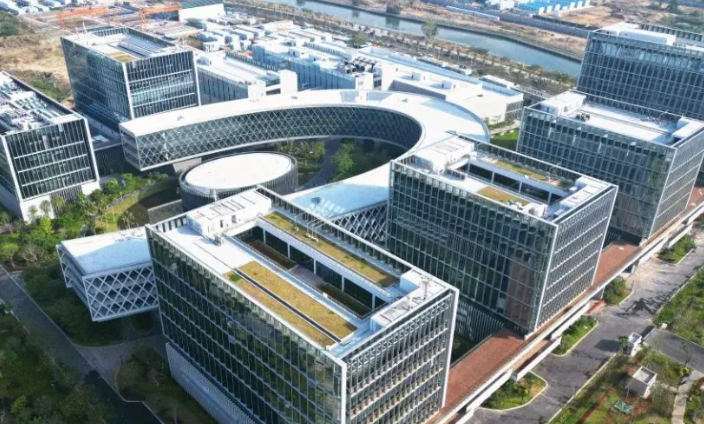 后道包装自动化升级：惠州固尔琦全自动套膜热收缩机在食品行业的应用解析
